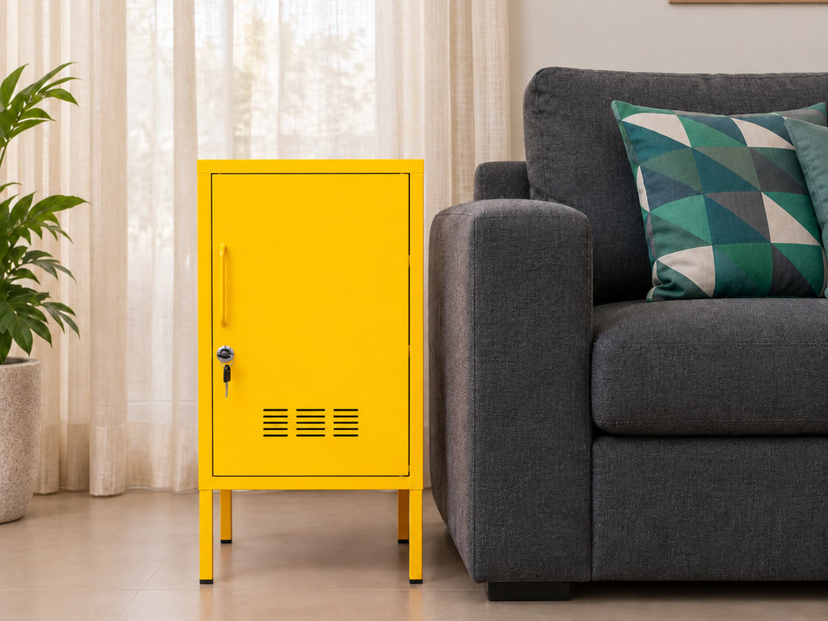 Armário de aço LockStock amarelo ao lado do sofá cinza na sala