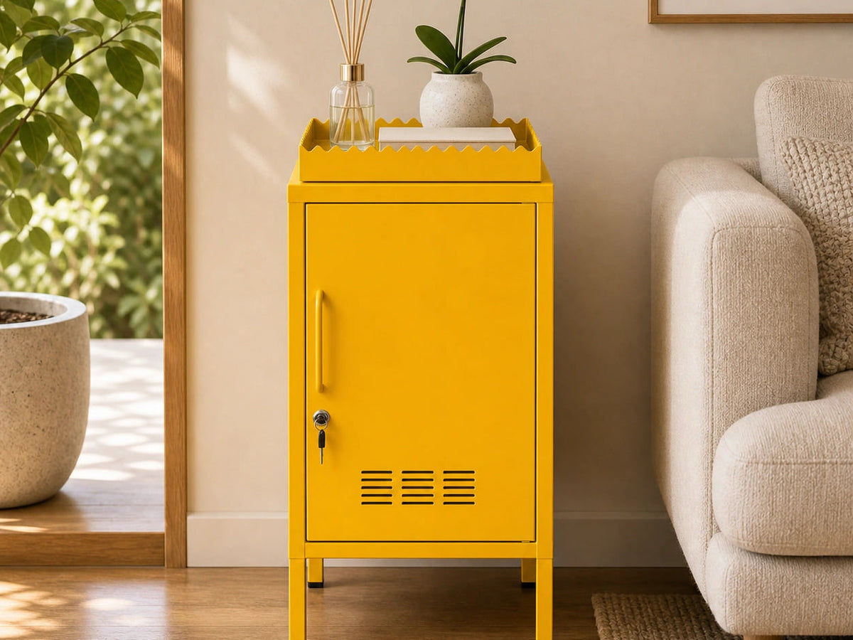 Kit LockStock amarelo com bandeja sobre o armário em uma sala clara