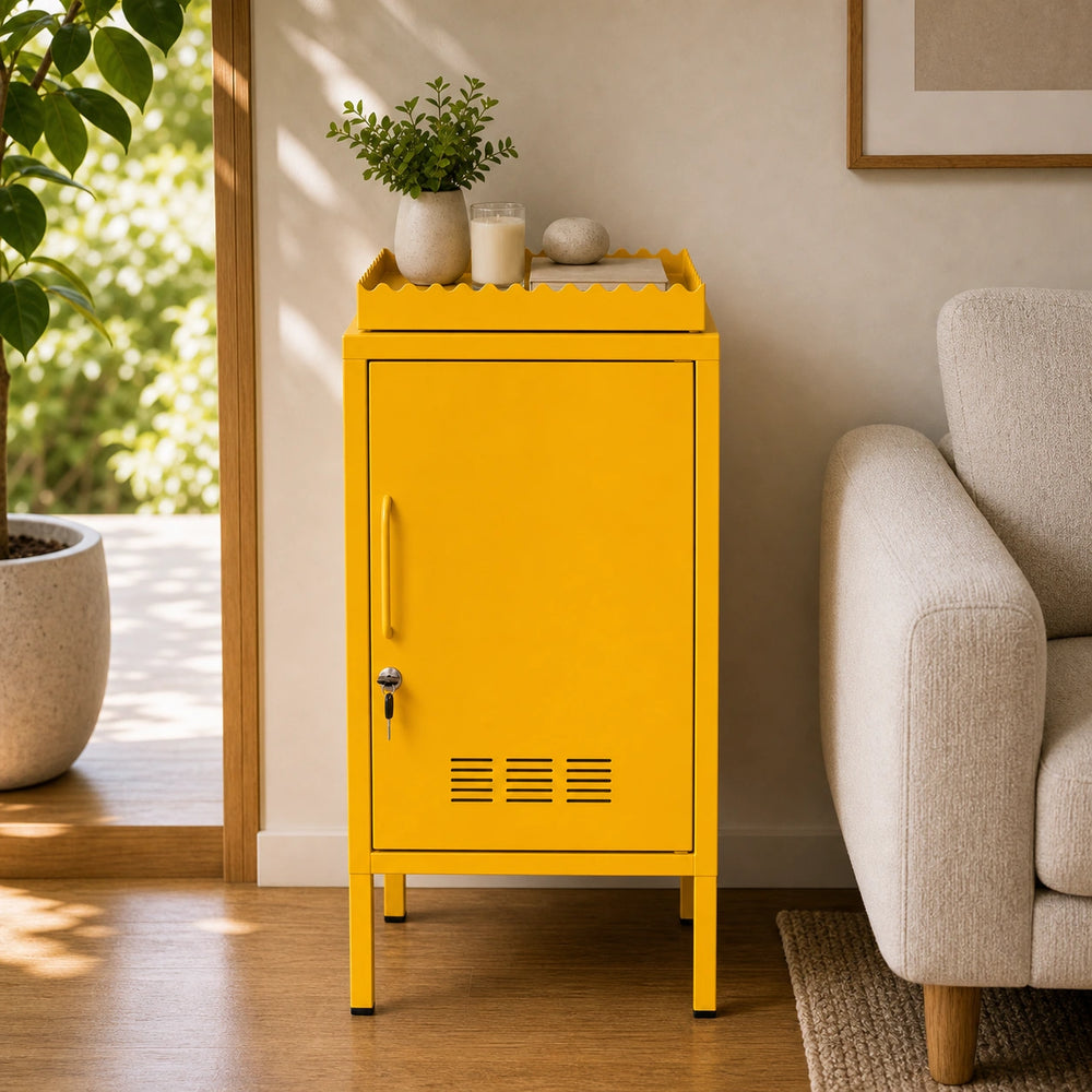 Kit armario de aco Amarelo com bandeja LockStock em sala decorada