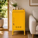 Kit armario de aco Amarelo com bandeja LockStock em sala decorada